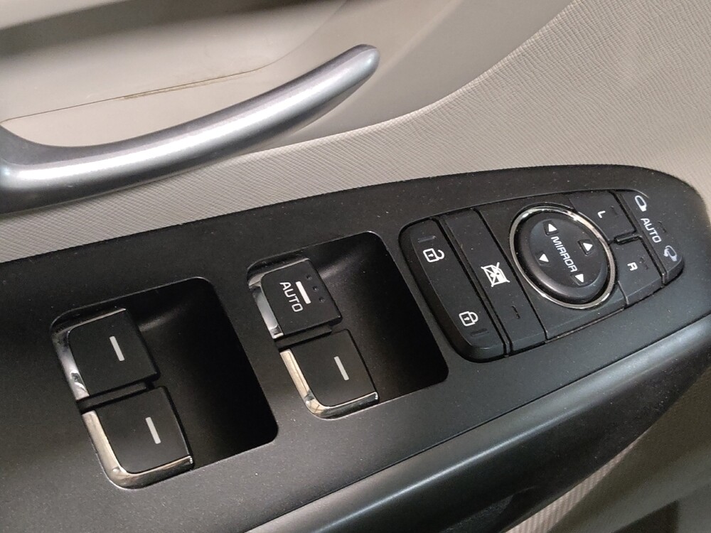 2017 Kia Sedona in Plano, TX 75074 - 18056822 27