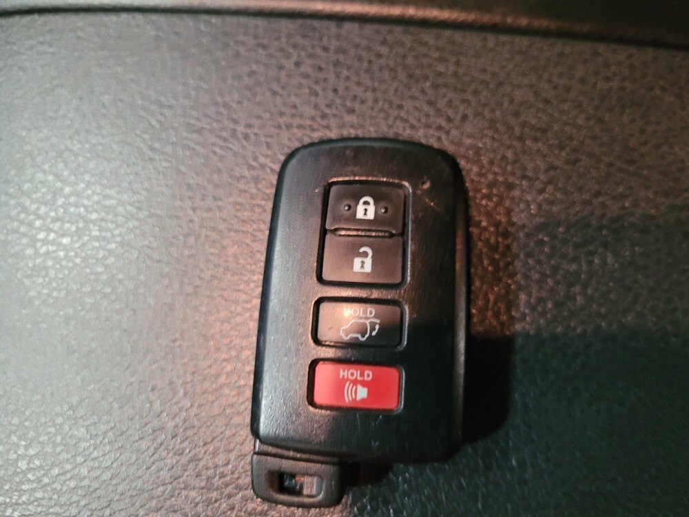 2018 Toyota Highlander in Pittsburgh, PA 15236 - 18058007 32