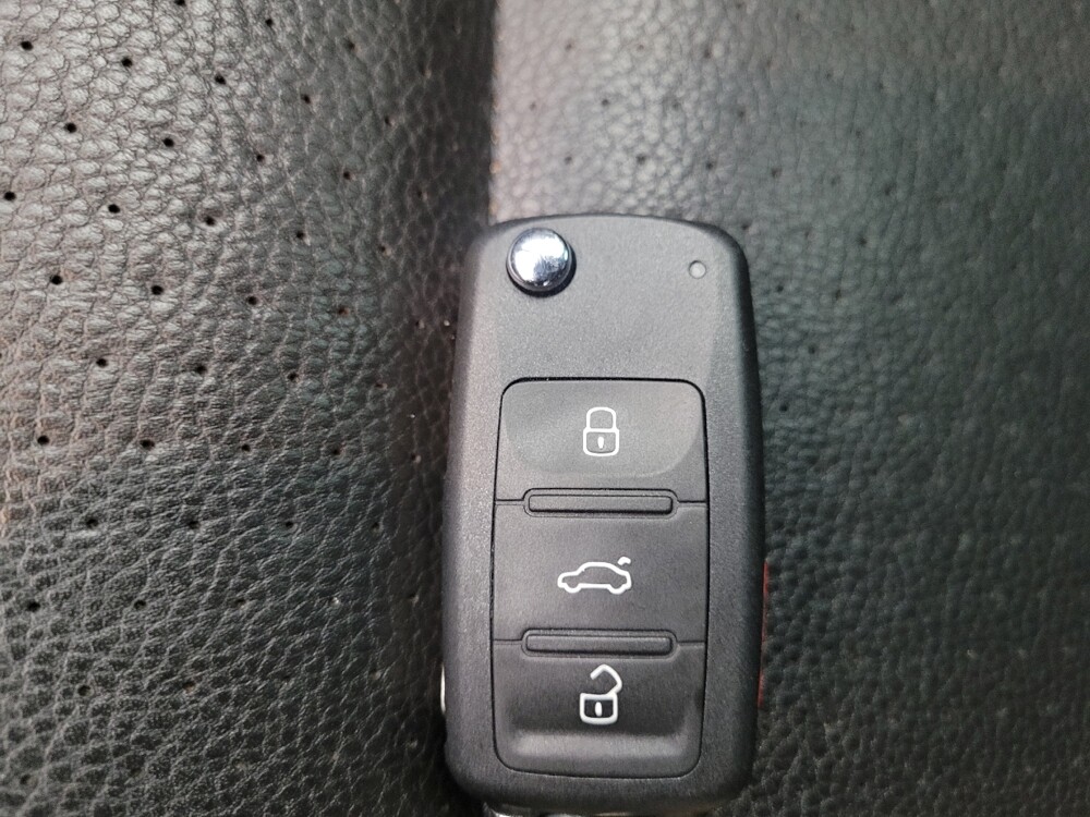 2016 Volkswagen Tiguan in Des Moines, IA 50310 - 18059317 32