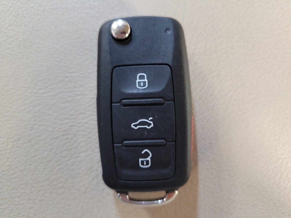 2017 Volkswagen Passat in Winston-Salem, NC 27103 - 18060626 32