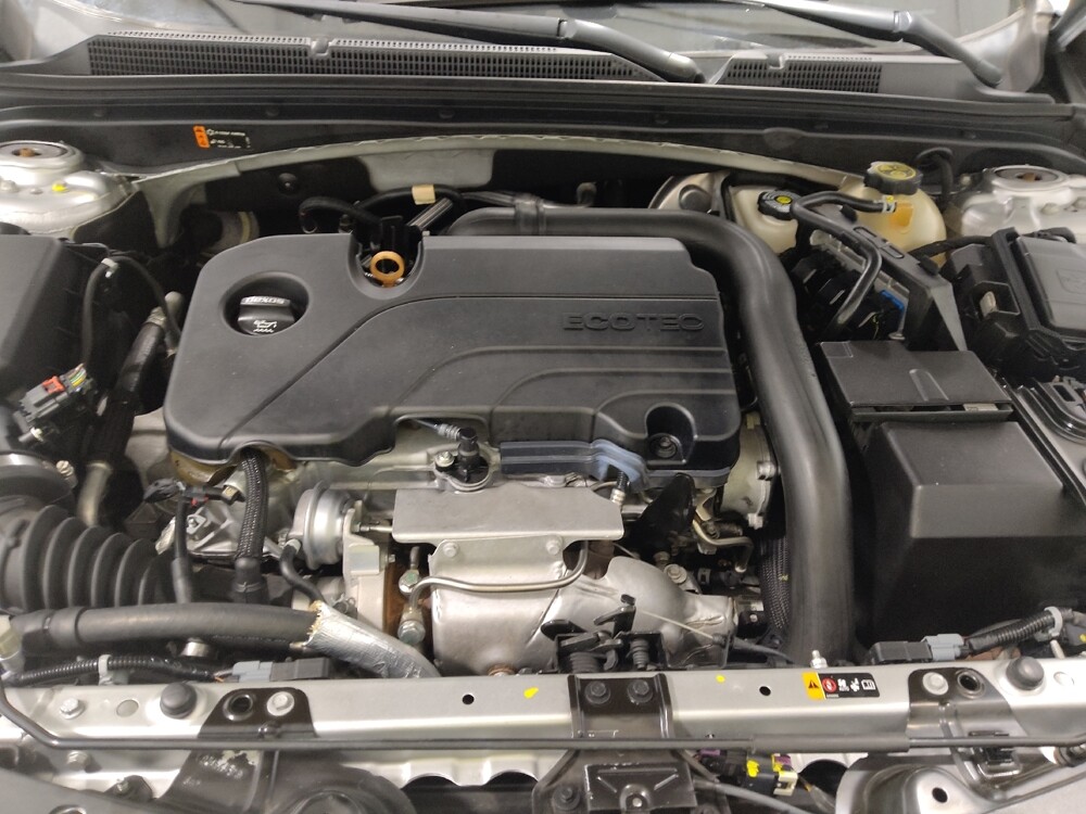 2018 Chevrolet Malibu in Columbus, OH 43231 - 18060652 30