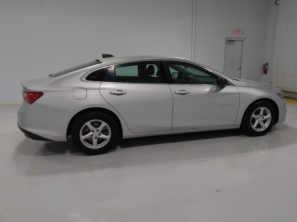 2018 Chevrolet Malibu in Columbus, OH 43231 - 18060652 10