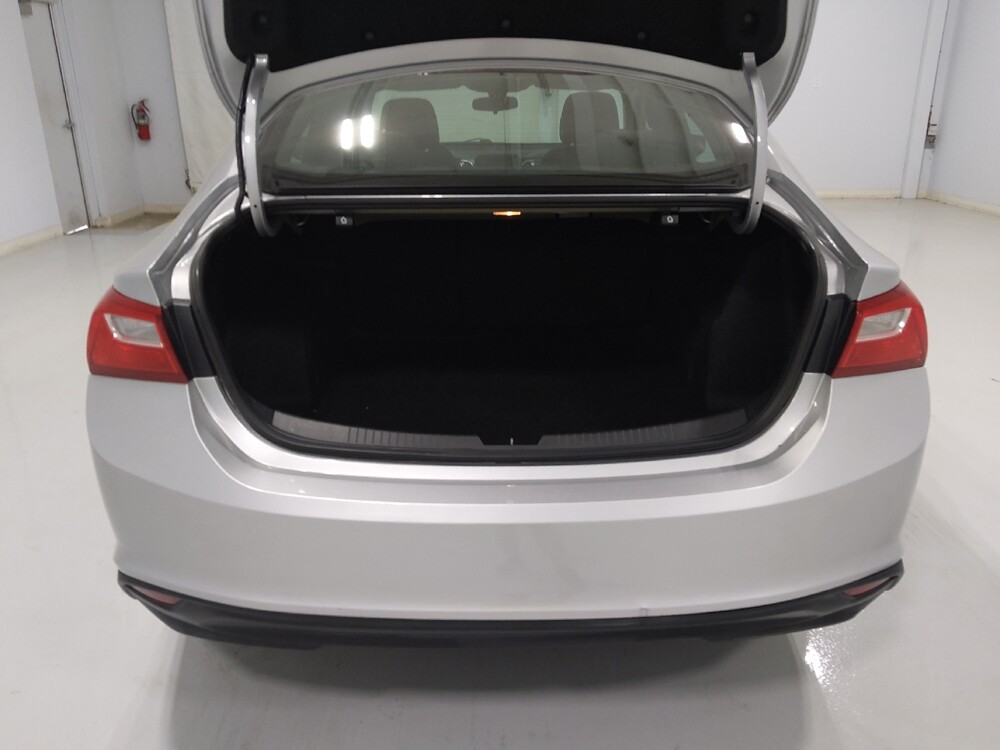 2018 Chevrolet Malibu in Columbus, OH 43231 - 18060652 29