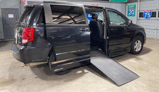 2013 Dodge Grand Caravan in Conyers, GA 30094 - 18061821 6