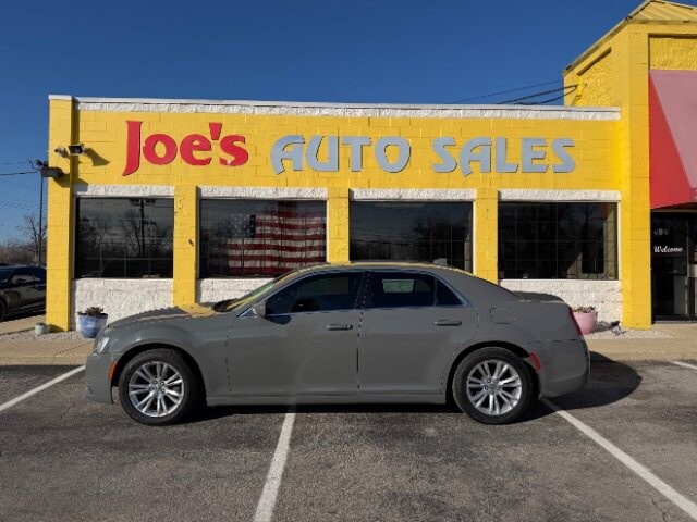 2019 Chrysler 300 in Indianapolis, IN 46222-4002 - 18061832
