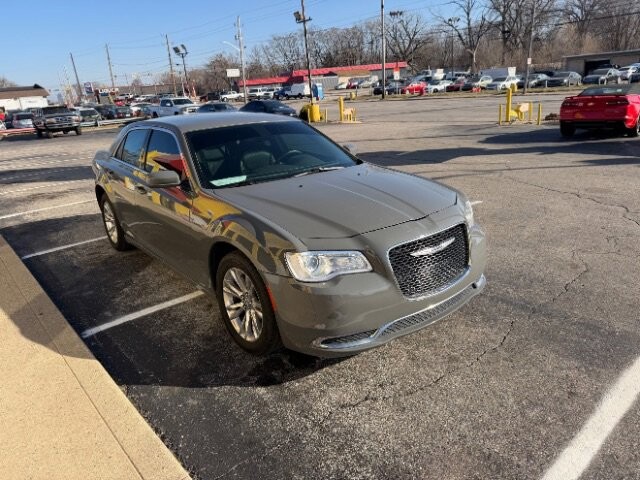 2019 Chrysler 300 in Indianapolis, IN 46222-4002 - 18061832 4
