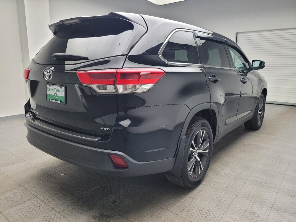 2019 Toyota Highlander in Eastpointe, MI 48021 - 18062062 9