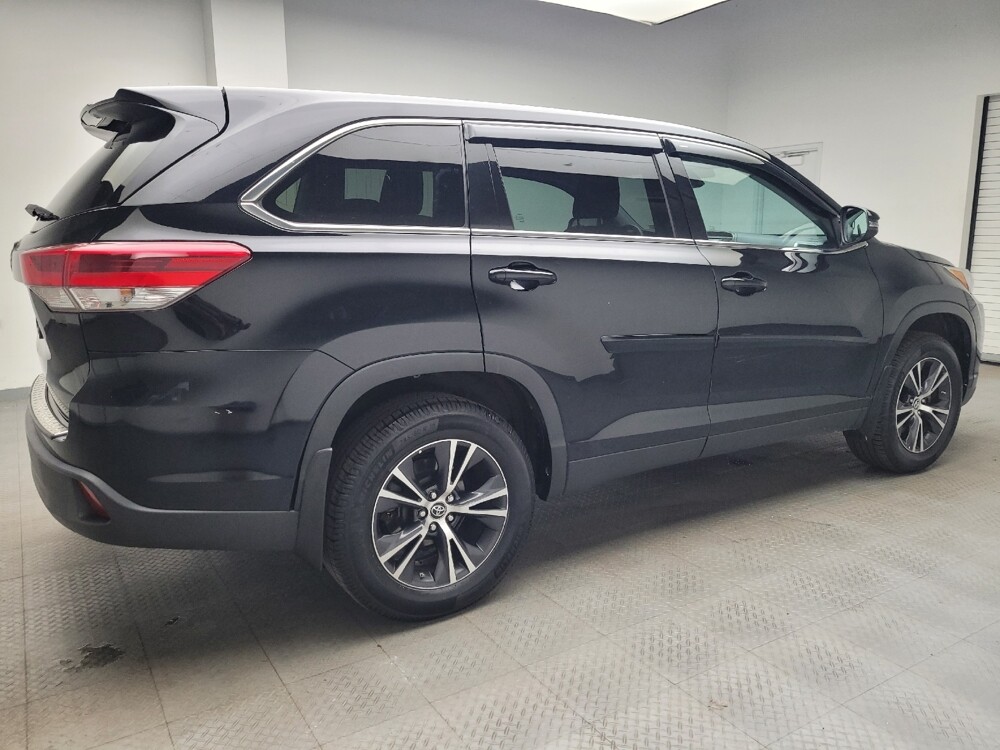 2019 Toyota Highlander in Eastpointe, MI 48021 - 18062062 10