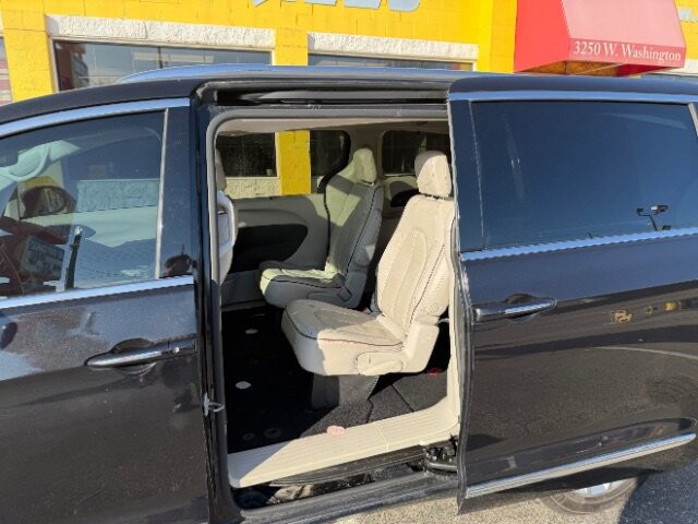 2020 Chrysler Pacifica in Indianapolis, IN 46222-4002 - 18062620 10