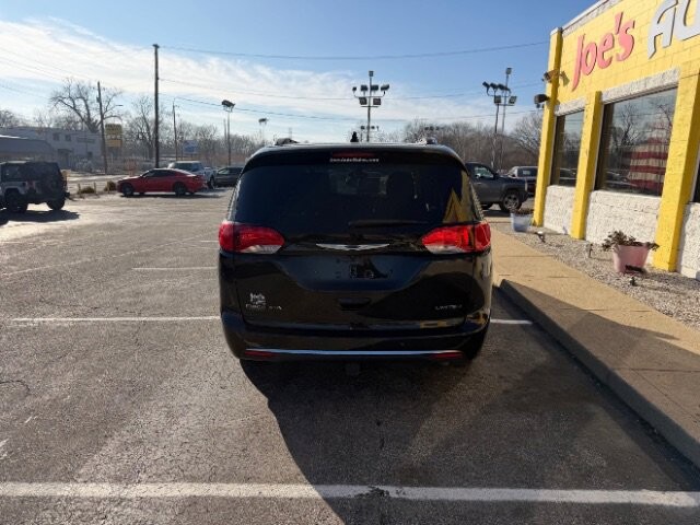 2020 Chrysler Pacifica in Indianapolis, IN 46222-4002 - 18062620 6
