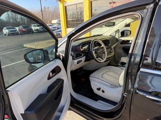 2020 Chrysler Pacifica in Indianapolis, IN 46222-4002 - 18062620 8