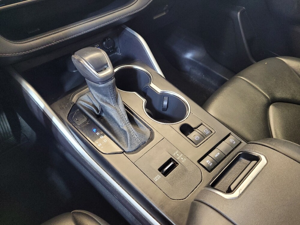 2022 Toyota Highlander in Louisville, KY 40258 - 18063582 26