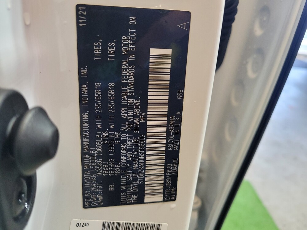 2022 Toyota Highlander in Louisville, KY 40258 - 18063582 33