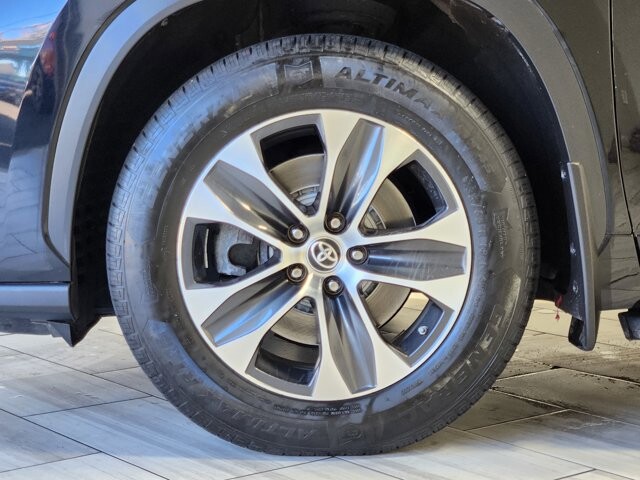 2021 Toyota Highlander in Cinnaminson, NJ 08077 - 18064335 9