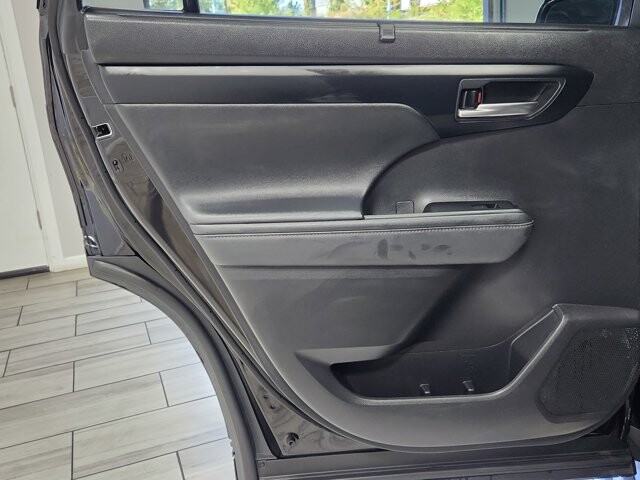 2021 Toyota Highlander in Cinnaminson, NJ 08077 - 18064335 12