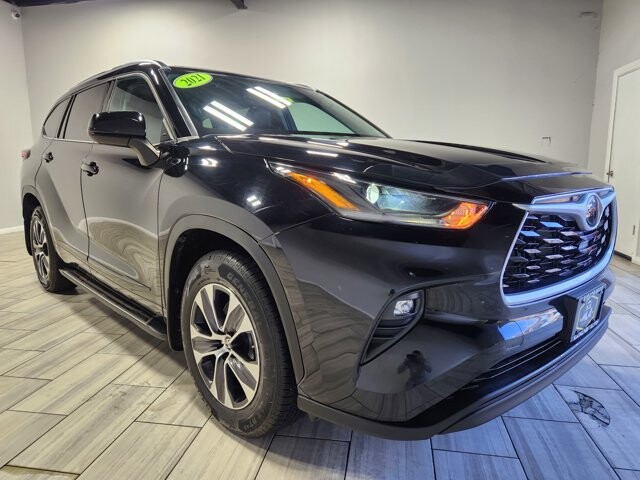 2021 Toyota Highlander in Cinnaminson, NJ 08077 - 18064335 7