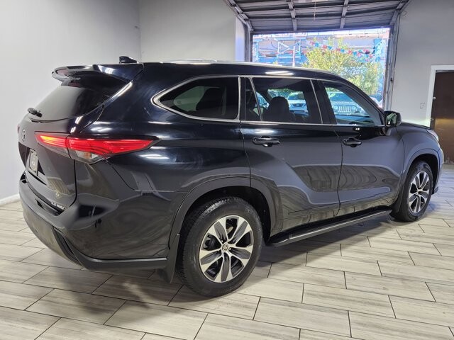 2021 Toyota Highlander in Cinnaminson, NJ 08077 - 18064335 5