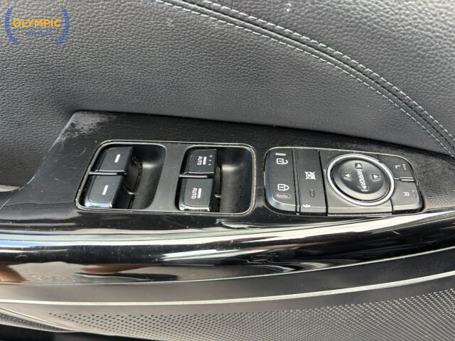 2018 Kia Cadenza in Decatur, GA 30032 - 18064354 30