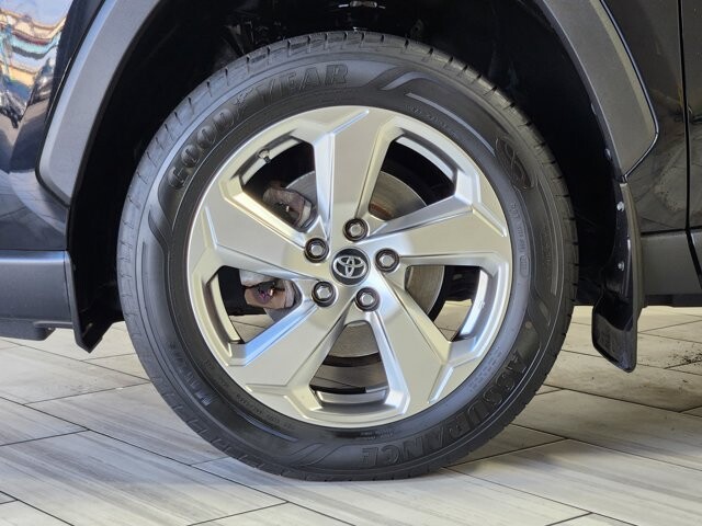 2019 Toyota RAV4 in Cinnaminson, NJ 08077 - 18064720 9