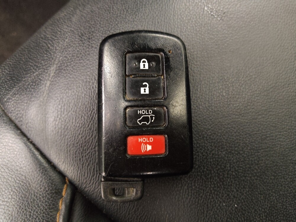 2017 Toyota Highlander in Lakewood, CO 80215 - 18065313 32