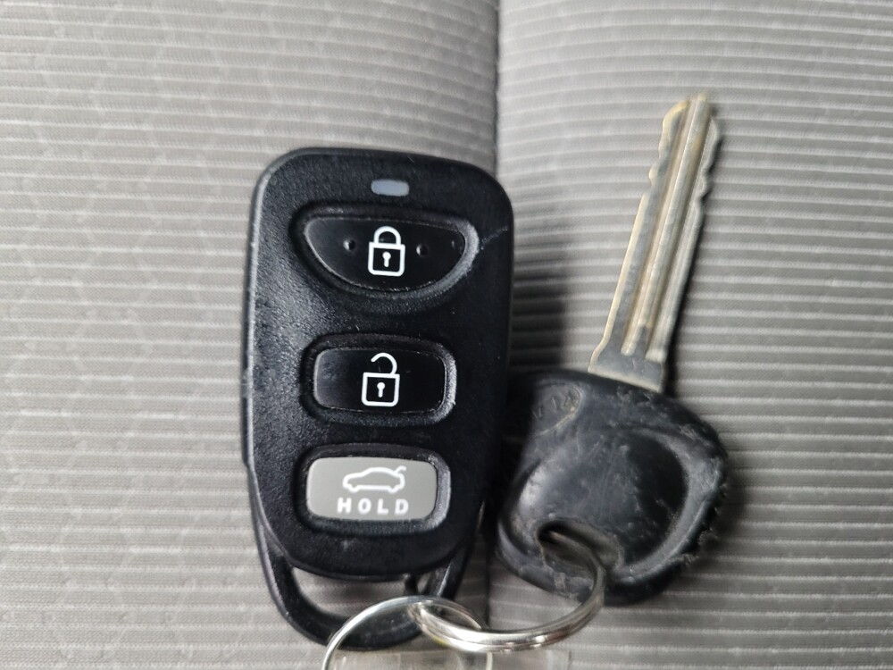 2017 Hyundai Elantra in Des Moines, IA 50310 - 18066040 32