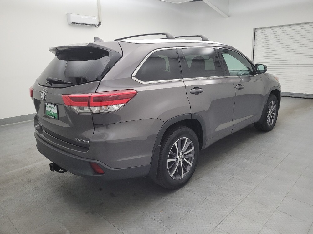2017 Toyota Highlander in Miamisburg, OH 45342 - 18066324 10