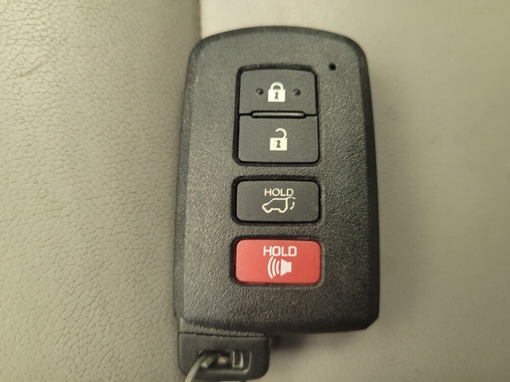 2017 Toyota Highlander in Miamisburg, OH 45342 - 18066324 32