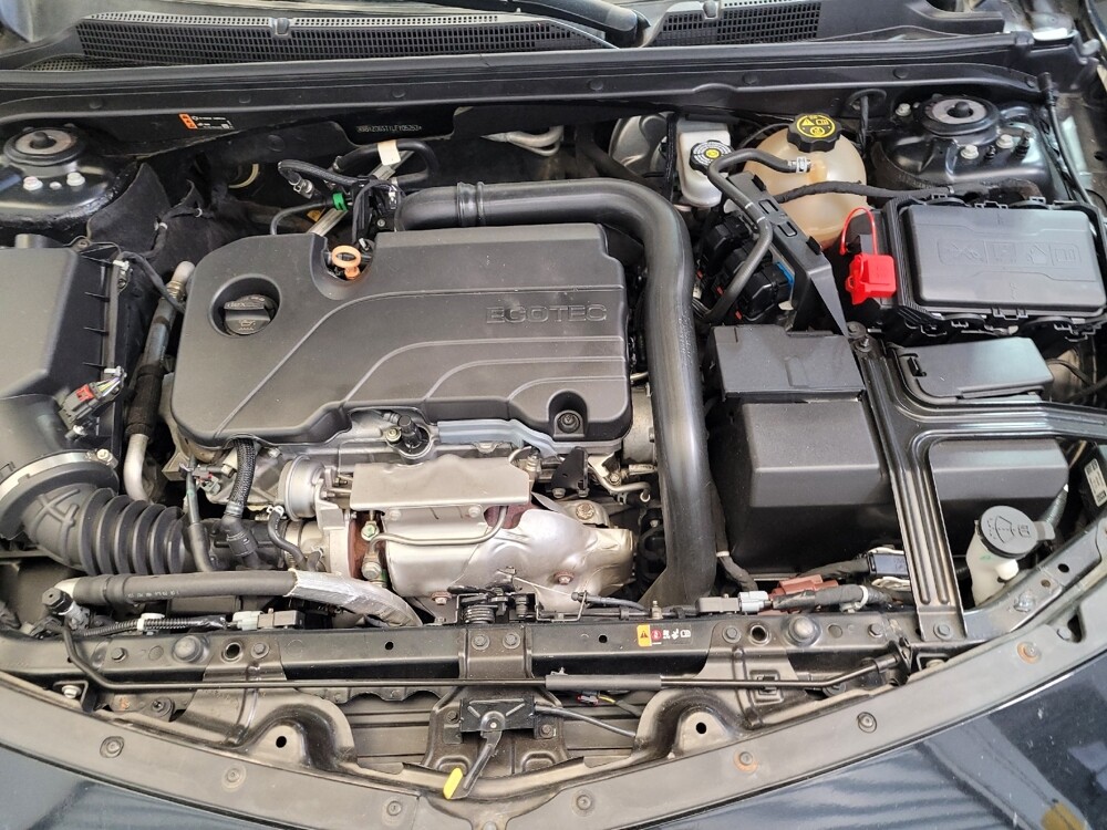 2020 Chevrolet Malibu in Fairfield, OH 45014 - 18066499 30