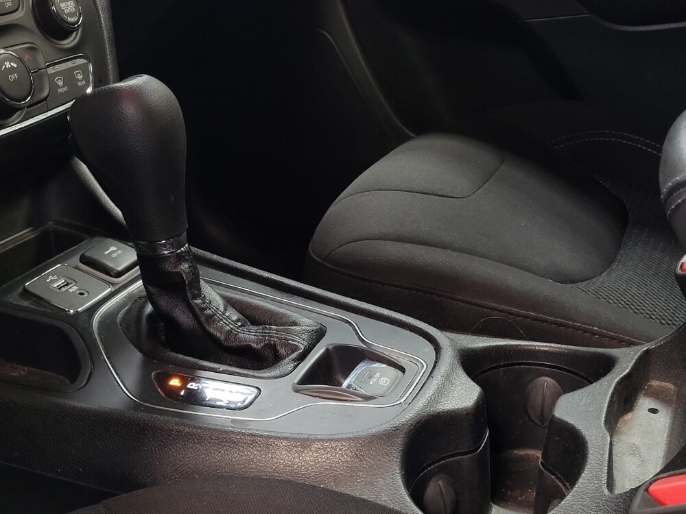 2019 Jeep Cherokee in Tampa, FL 33612 - 18067047 26