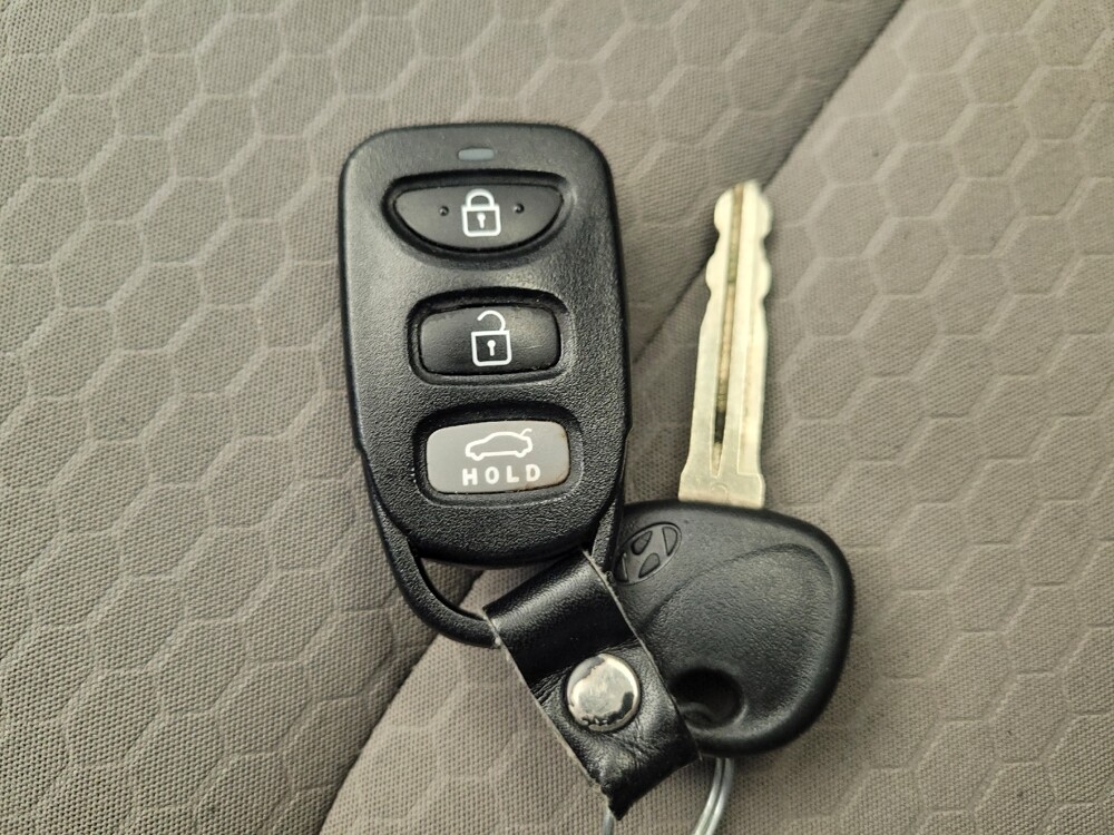 2020 Hyundai Elantra in Cincinnati, OH 45255 - 18068300 32