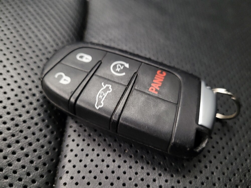 2017 Chrysler 300 in Chandler, AZ 85225 - 18068986 32