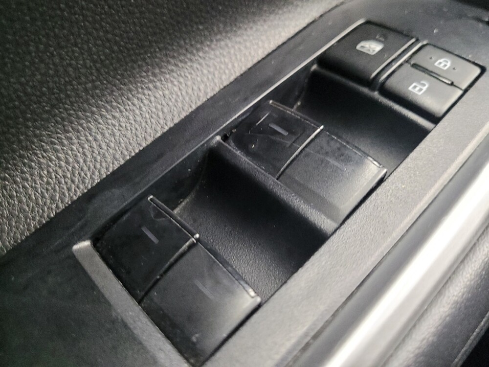 2022 Toyota Highlander in Taylor, MI 48180 - 18069211 27