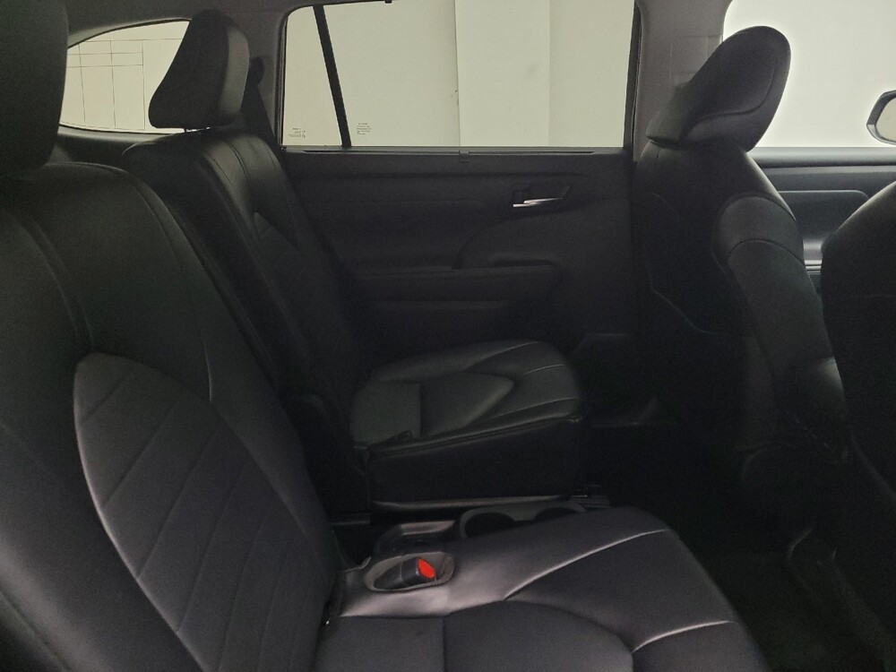 2022 Toyota Highlander in Taylor, MI 48180 - 18069211 19