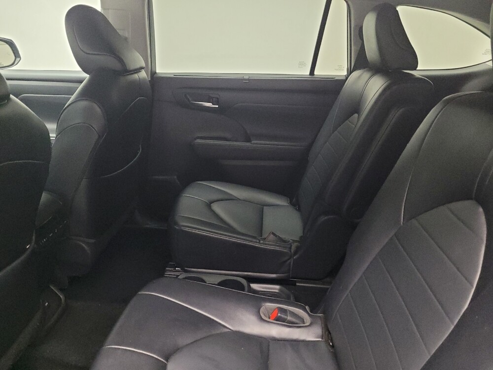 2022 Toyota Highlander in Taylor, MI 48180 - 18069211 18