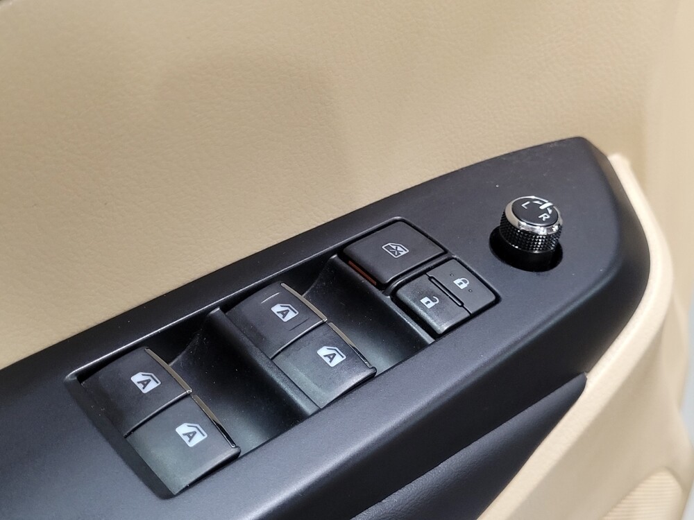 2017 Toyota Highlander in Woodbridge, VA 22191 - 18069534 27