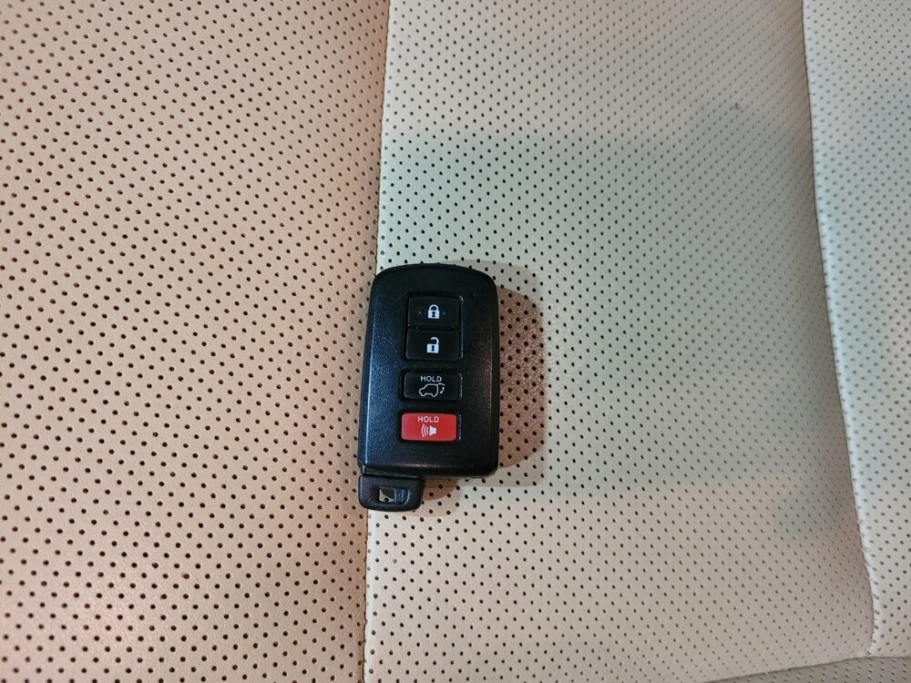 2017 Toyota Highlander in Woodbridge, VA 22191 - 18069534 32