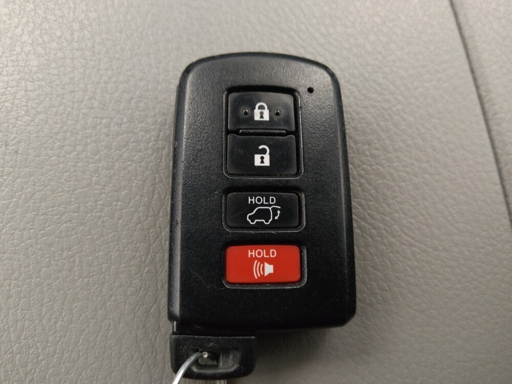 2019 Toyota Highlander in Denver, CO 80012 - 18069942 32