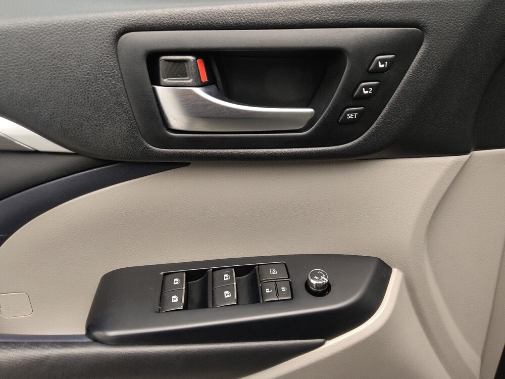 2019 Toyota Highlander in Denver, CO 80012 - 18069942 27