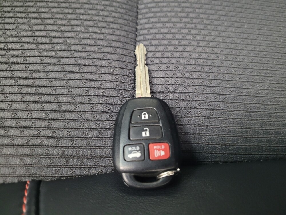 2017 Toyota Camry in Eastpointe, MI 48021 - 18070806 32