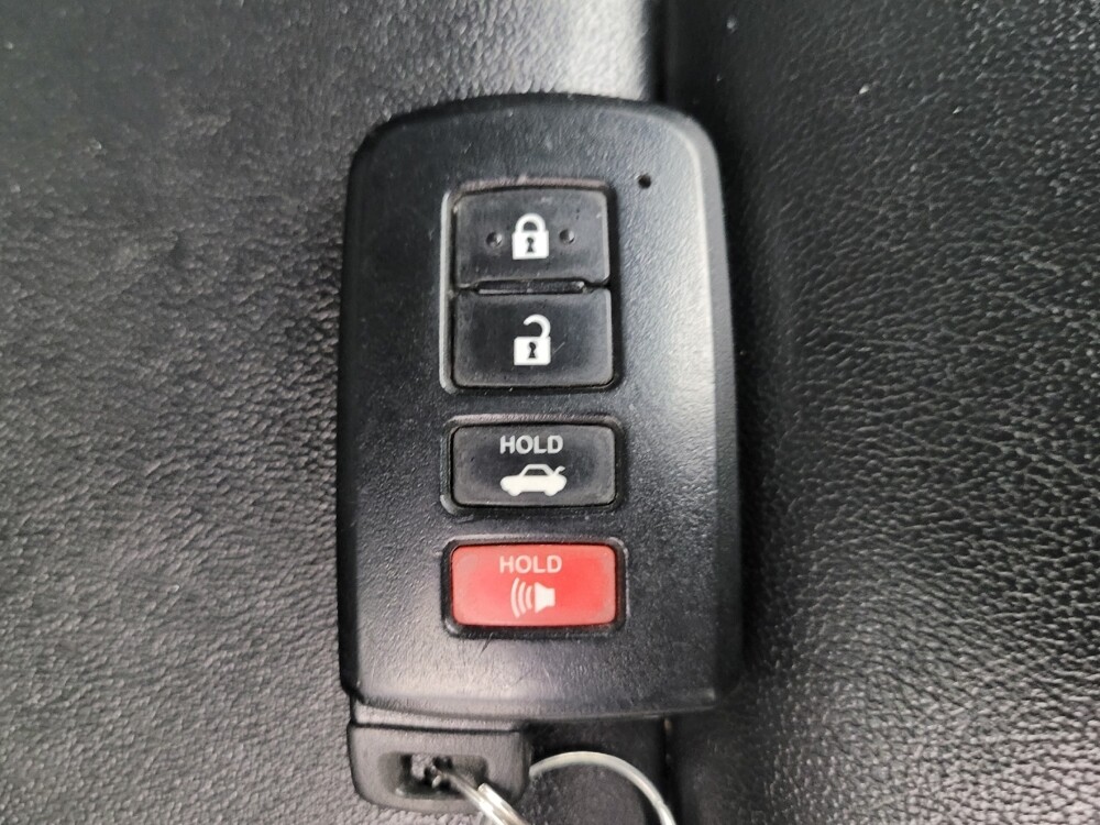 2015 Toyota Camry in Des Moines, IA 50310 - 18070986 32