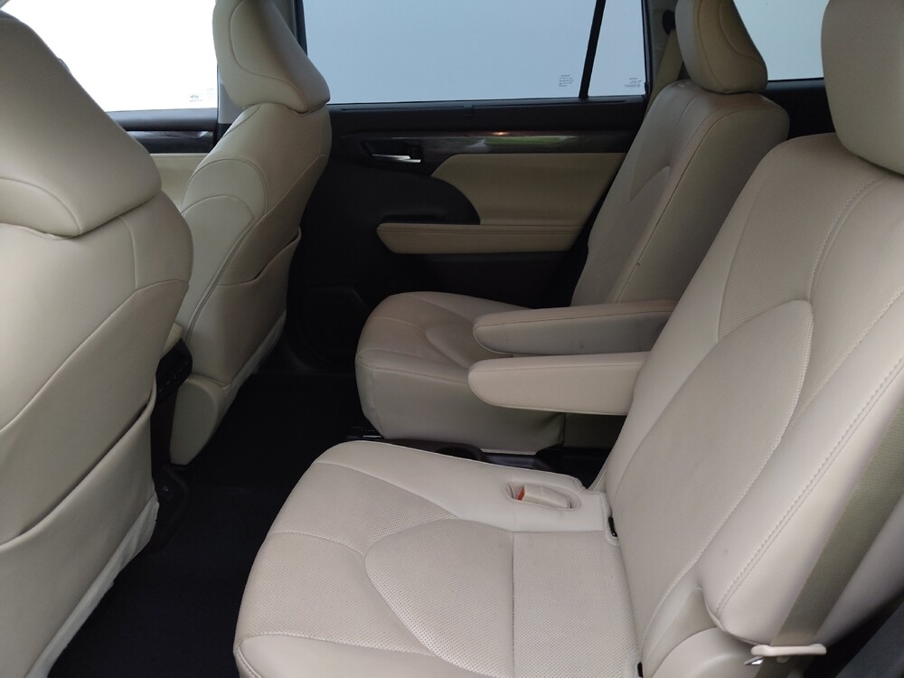 2020 Toyota Highlander in St. Louis, MO 63136 - 18071799 18