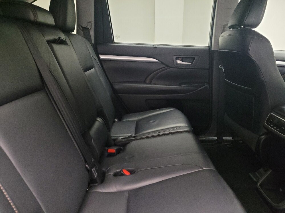 2018 Toyota Highlander in Eastpointe, MI 48021 - 18072090 19