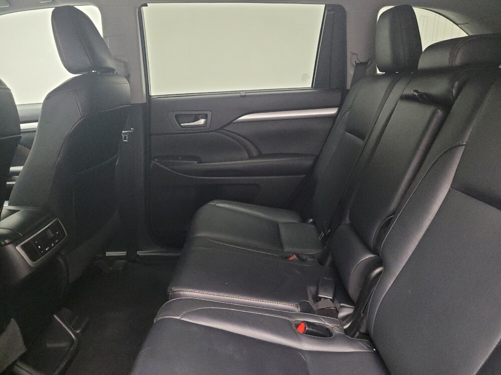 2018 Toyota Highlander in Eastpointe, MI 48021 - 18072090 18