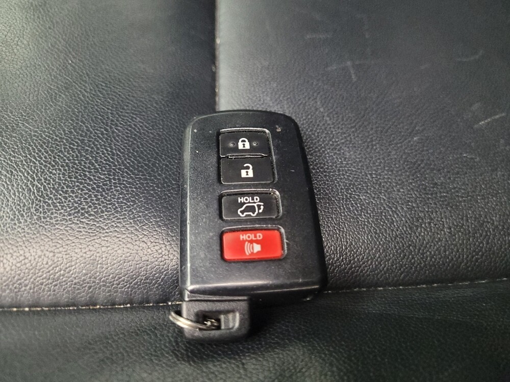 2018 Toyota Highlander in Eastpointe, MI 48021 - 18072090 32