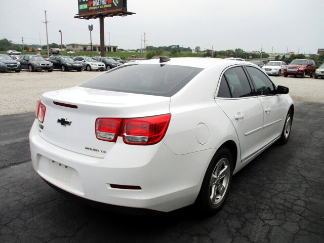 2015 Chevrolet Malibu in Oak Grove, MO 64075 - 18072402 5