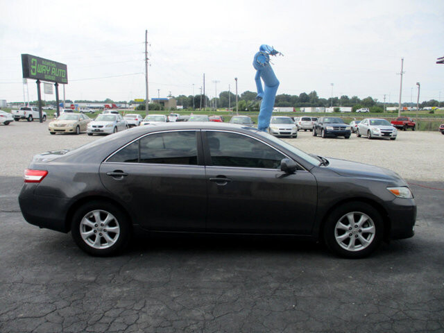 2011 Toyota Camry in Oak Grove, MO 64075 - 18072404 4
