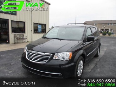 2014 Chrysler Town & Country in Oak Grove, MO 64075