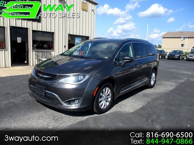2018 Chrysler Pacifica in Oak Grove, MO 64075 - 18072427