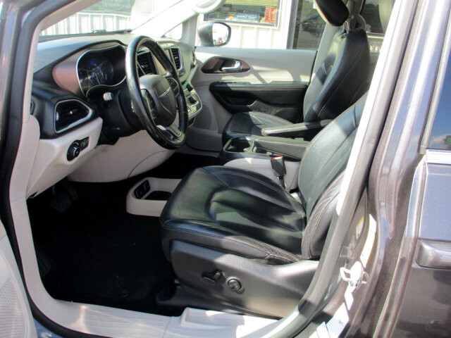 2018 Chrysler Pacifica in Oak Grove, MO 64075 - 18072427 9