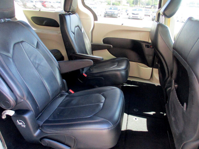 2018 Chrysler Pacifica in Oak Grove, MO 64075 - 18072427 11